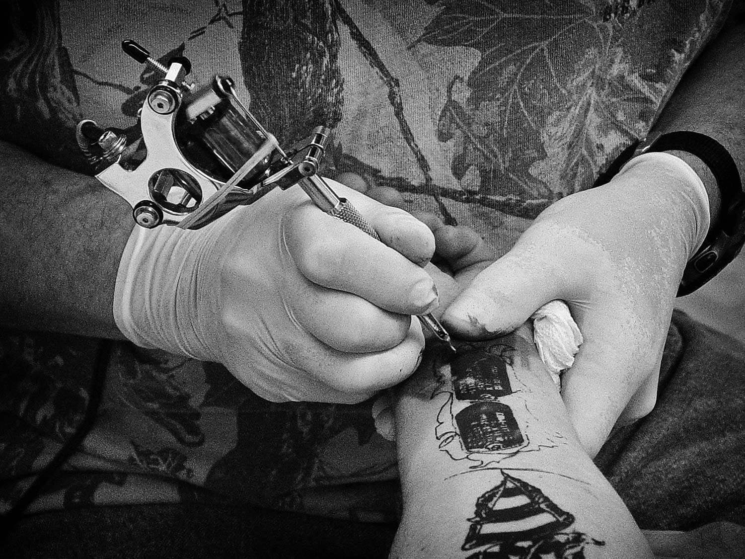 Donnie Silcox tattoos Richard Jones’ dog tags on his forearm at DJ’s Tattoo. photo by Kristi Davis - 2006